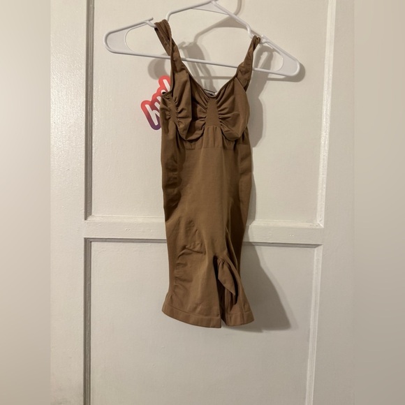 Fabletics Yitty Nearly Naked Shapewear Mid Thigh Bodysuit Sz Medium / Large - Picture 5 of 7